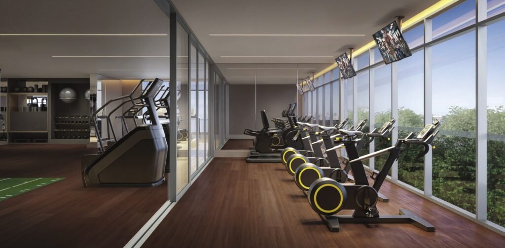 Sala de spinning do Sequoia Jardim das Perdizes com bikes e vista para a área verde