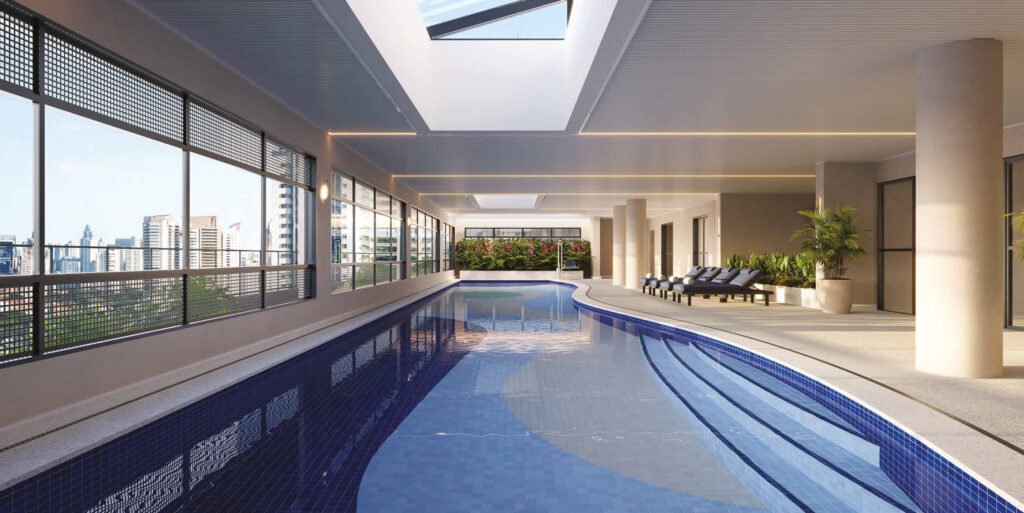 Perspectiva da piscina coberta de 25 metros do Casa Nacional Eztec, com raias e claraboia